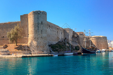 在Kyrenia旧港口东端是16世纪的城堡图片