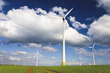 向蓝色天空和云替代能源横向架形的风车图片