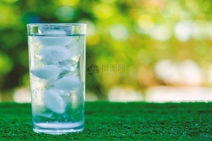冷水进入冰的玻璃杯中图片