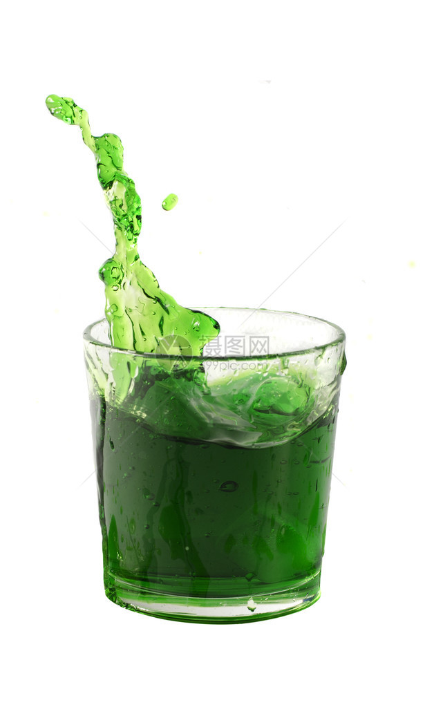 在一杯绿水或白底孤立的饮料中图片
