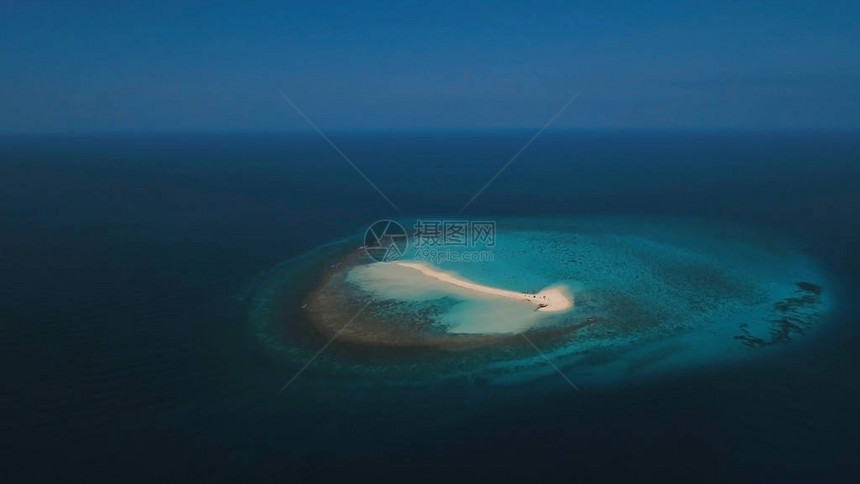 美丽的沙滩热带岛屿与白色沙滩图片