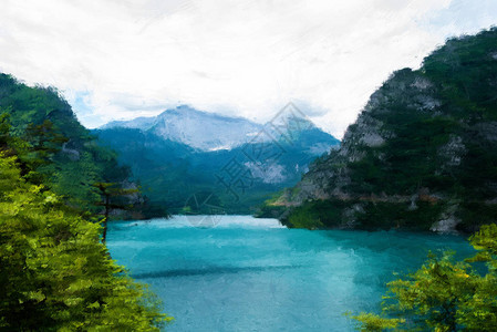 靠近绿树和山脉的蓝色湖泊图片