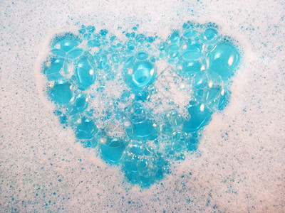 肥皂水和气泡的心形图片