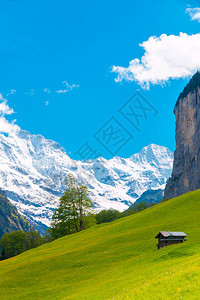 绿色山坡上的小屋瑞士阿尔卑斯山风景劳特布龙嫩图片
