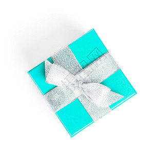 带银丝带的蓝色礼品盒白背景孤立图片