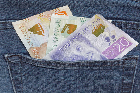 从牛仔裤口袋里伸出来的瑞典钞票图片
