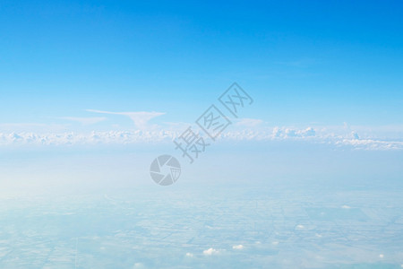 鸟瞰清澈的蓝天多云图片