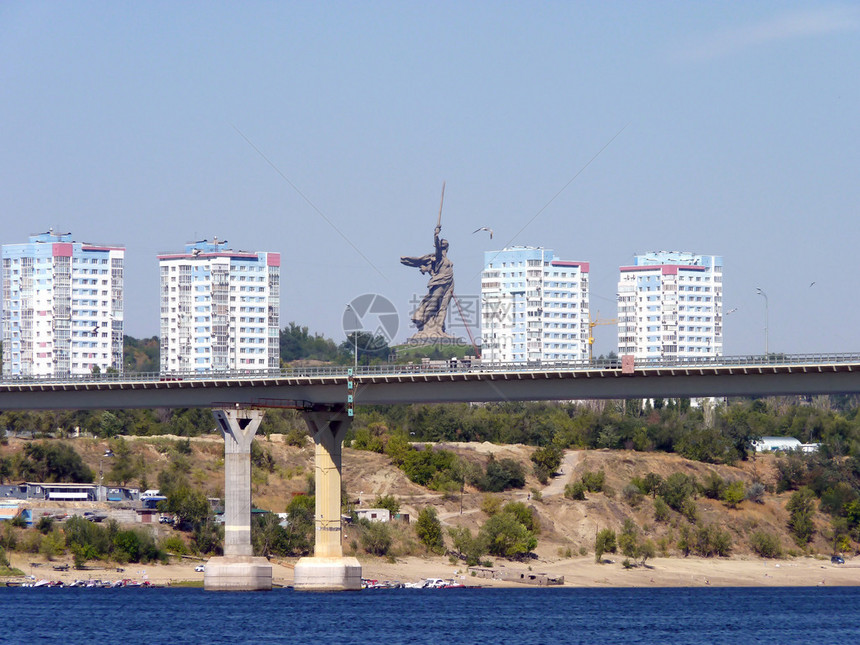 从对面的伏尔加河岸看伏尔加格勒市图片