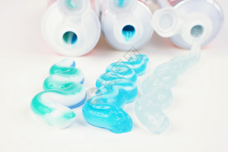 三种类型的牙膏管特写图片