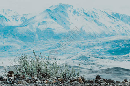 山脉的景色很美山峰有雪盖山谷图片