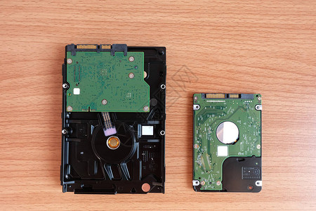 内部硬磁盘驱动器两号用于木地板上的桌面图片