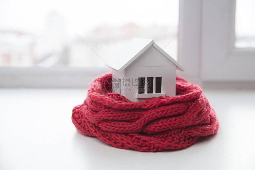 冬天的房子供暖系统概念和寒冷的下雪天气图片