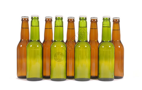 一排绿色和棕色啤酒瓶图片
