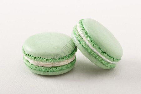 白色背景上的绿色蛋白杏仁饼干图片