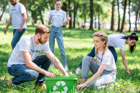 青年志愿者用绿色回收图片