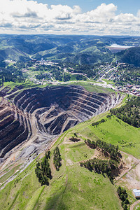 南达科他州一个废弃露天矿坑和铅图片