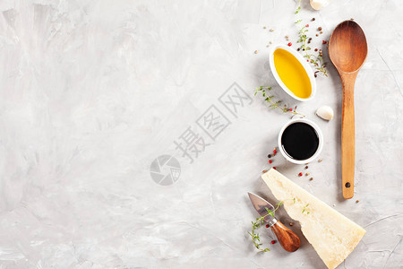 帕尔马干酪胡椒百里香大蒜香醋和橄榄油背景图片