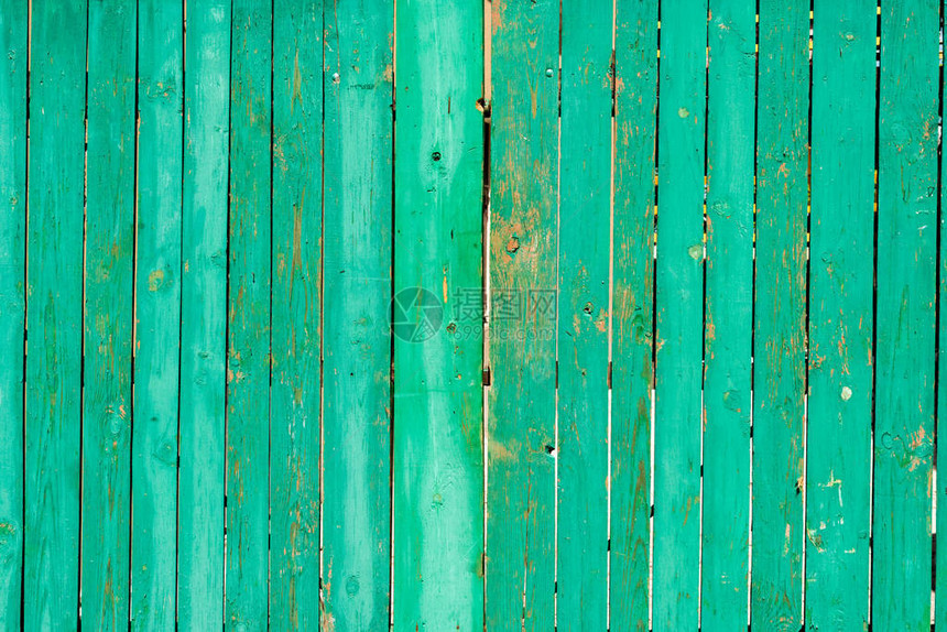 旧划伤的绿色木栅栏背景图片