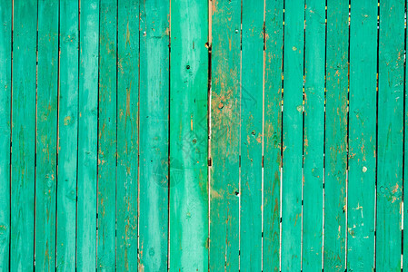 旧划伤的绿色木栅栏背景图片