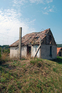 村里屋顶破旧的房子图片