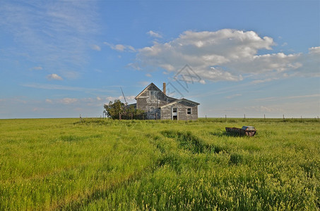 草原上的一所房子空荡的荒凉的被遗弃的图片
