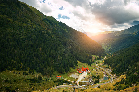 日落山上的阿尔卑斯山村图片