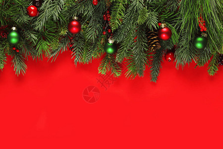 圣诞树枝和装饰品背景图片