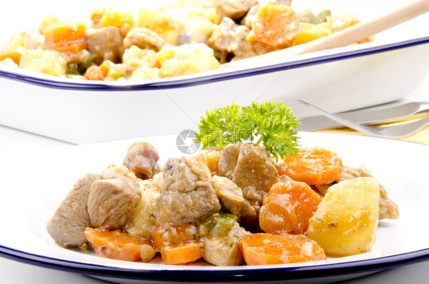土耳其菜盘上土豆和胡萝卜的炖图片
