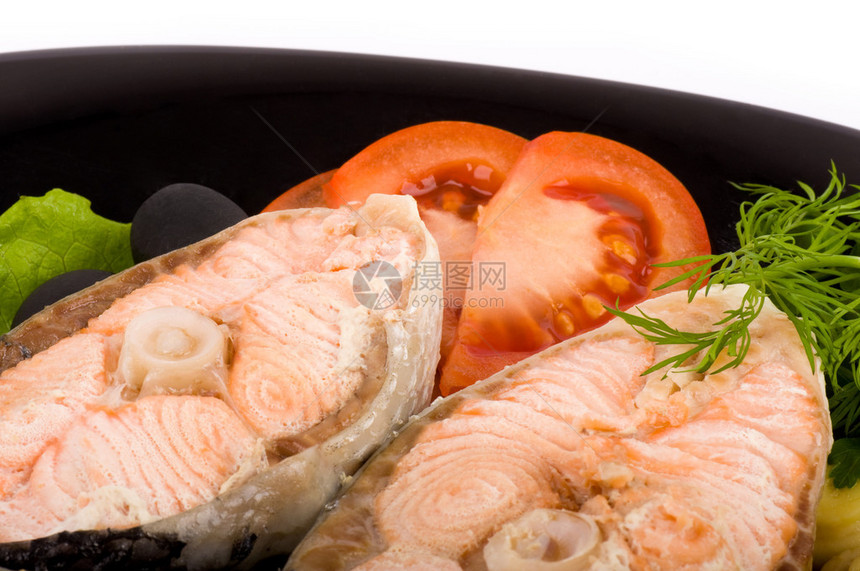 煮熟的美味三文鱼配蔬菜图片