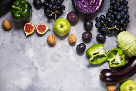 石头背景上的新鲜有机生绿色和紫色蔬菜和水果顶视图复制图片