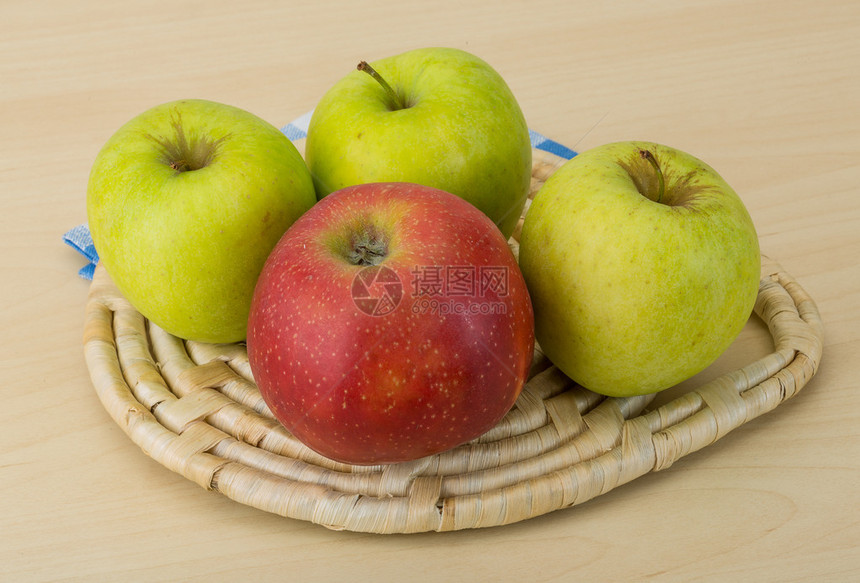 新成熟的红苹果和绿苹果放图片
