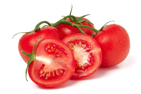 西红柿枝和一半西红柿其水滴被图片