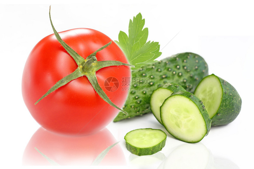 新鲜蔬菜西红柿和黄瓜在白色图片