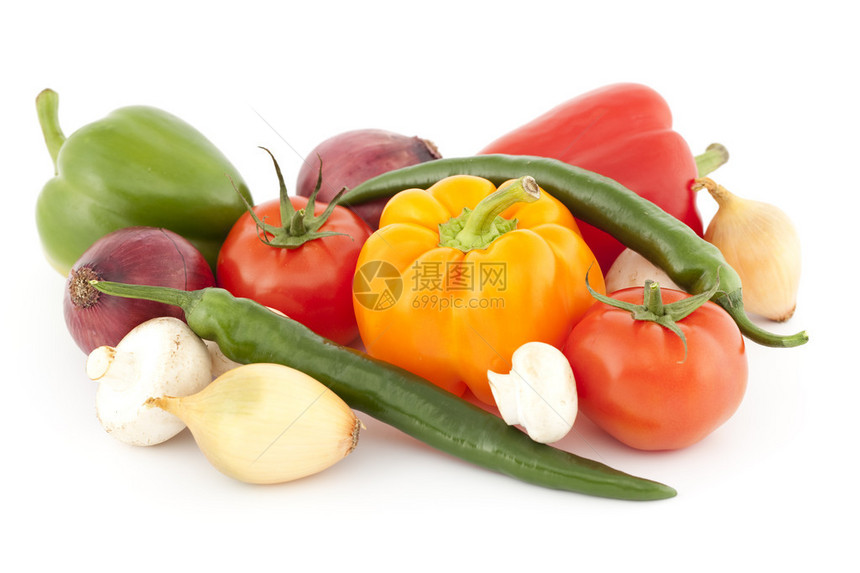 白色背景上五颜六色的生蔬菜排列图片