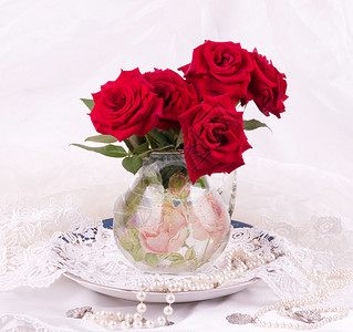 花瓶里美丽的红玫瑰图片