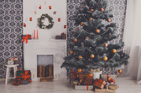 带有圣诞树和壁炉的美丽的装饰房图片