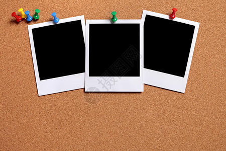 3张空白的照片印记被钉在软木通知板上图片