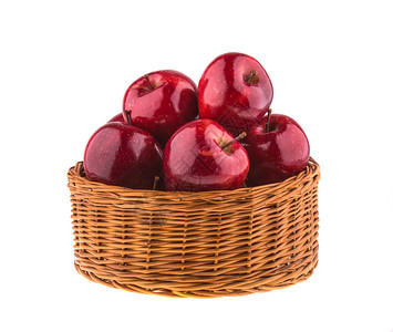 白色背景柳条篮中的新鲜红苹果高清图片