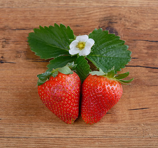 红色心形碗中的草莓图片