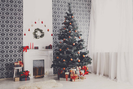 带有圣诞树和壁炉的美丽的装饰房图片