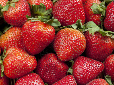 绿叶新鲜红草莓背景组图片