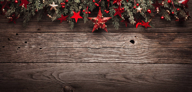 圣诞树上的装饰和木制背景上的红星图片