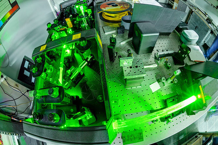 在一个量子光学实验室的光学桌图片