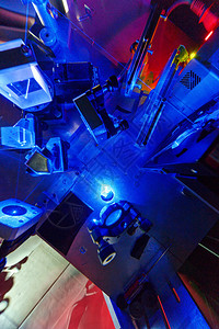 在量子光学实验室的光学桌上图片