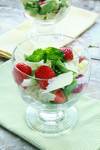 夏季沙拉配草莓奶酪和生菜图片