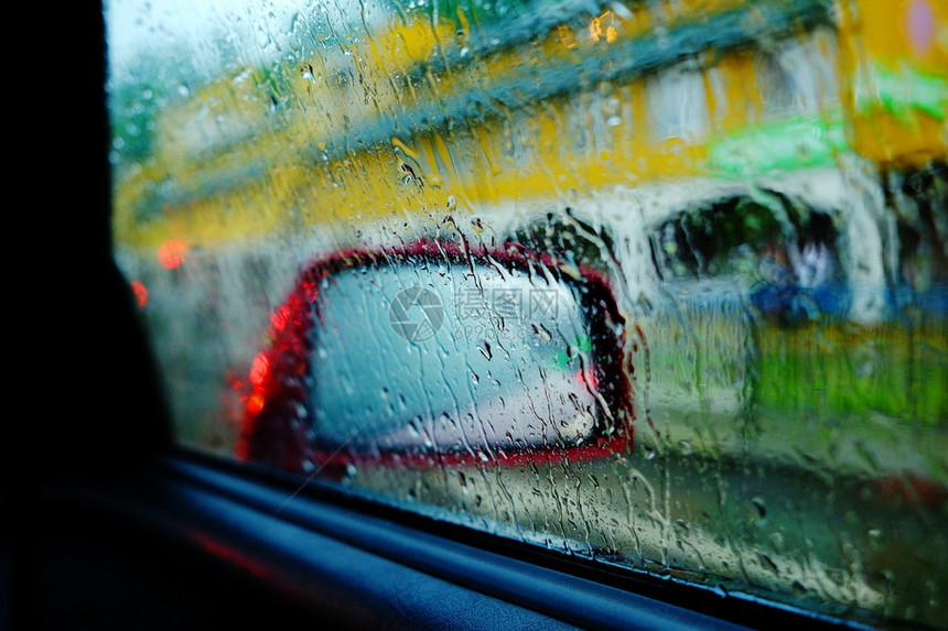 红车侧面和窗户上下着雨的美丽抽象图像图片