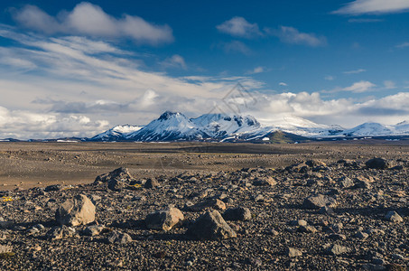 云彩下的冰岛山图片