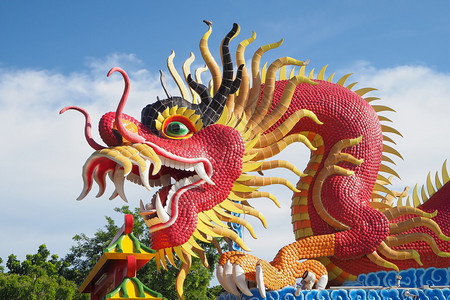 龅牙红大龙雕像在泰国宗伯里省公共背景