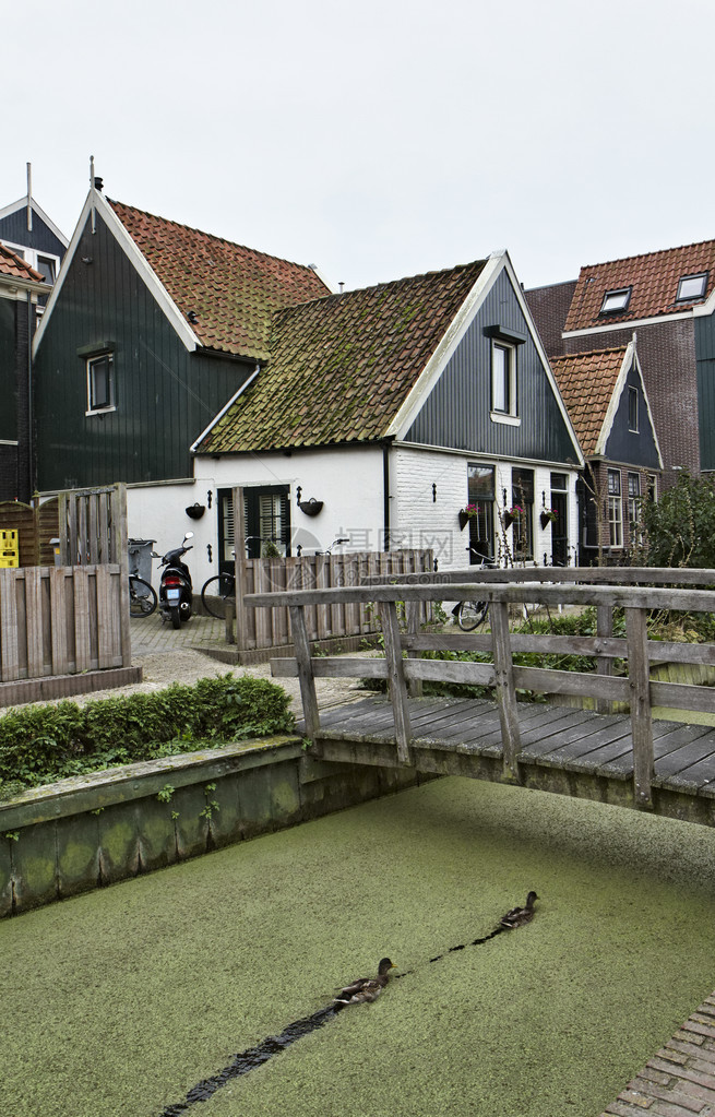 HollandVolendam阿姆斯特丹典型的dutch石岩屋和一条图片