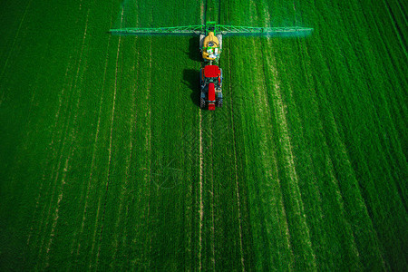 空中观察农业拖拉机播种和在图片